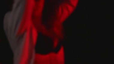 Kırmızı saç giyen açık uzun kollu gömlek ve seksi karanlık iç çamaşırlarına studio ile mutlu ince genç kadın