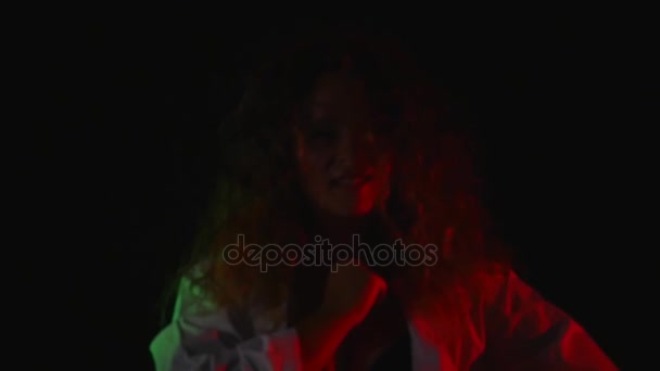Портрет сексуальної молодої жінки в білій сорочці з декольте. Низький ключ. Студія.Бра — стокове відео