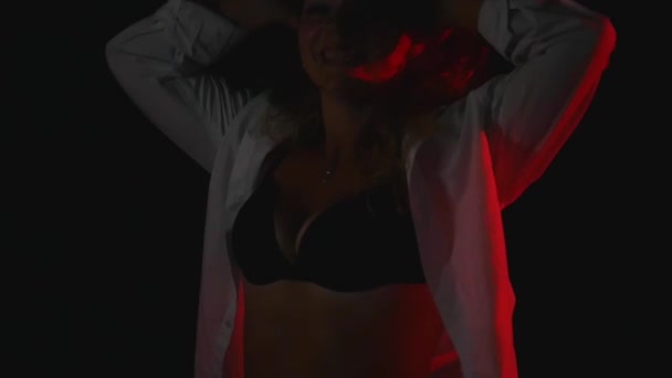 Lycklig Slim ung kvinna med rött hår bär öppen lång ärm skjorta och sexiga mörka underkläder på studio — Stockvideo