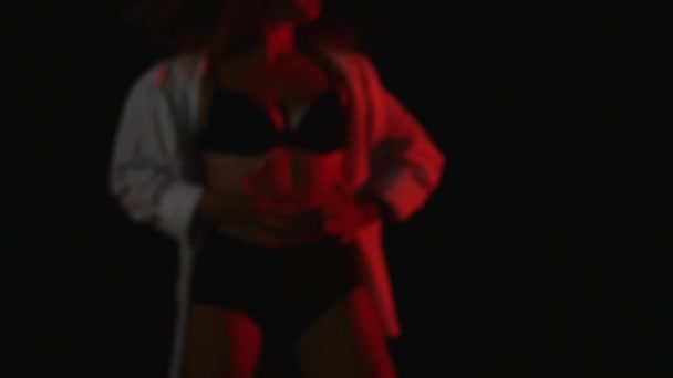 Glücklich schlanke junge Frau mit roten Haaren trägt offenes Langarmshirt und sexy dunkle Unterwäsche im Studio — Stockvideo