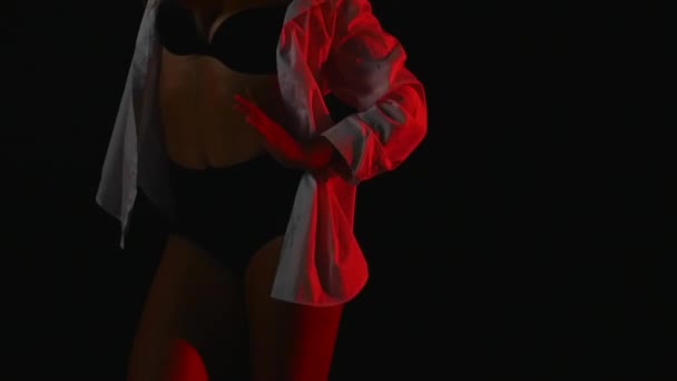 Mujer joven y delgada feliz con el pelo rojo usando camisa abierta de manga larga y ropa interior oscura sexy en el estudio — Vídeos de Stock
