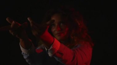 Mutlu genç kadın kırmızı saç açılarak forması giyen ve seksi sutyen siyah arka plan üzerine kapatın