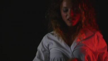 Mutlu genç kadın kırmızı saç açılarak forması giyen ve seksi siyah sutyen siyah arka plan üzerine kapatın