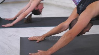 Stüdyoda birlikte yoga yaparken çift