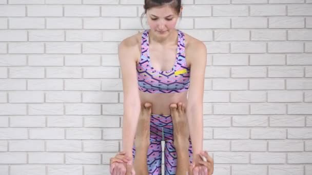 Mujer joven y hombre practicando yoga acrobático. La combinación de acrobacias y yoga. vista inferior — Vídeos de Stock