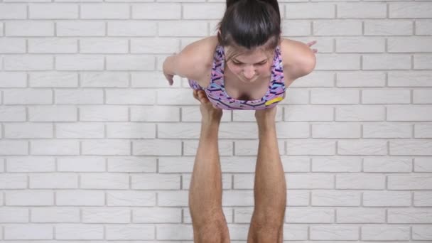 Jonge vrouw en man acrobatische yoga beoefenen. De combinatie van acrobatiek en yoga. Onderaanzicht — Stockvideo