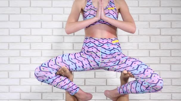 Mujer joven y hombre practicando yoga acrobático. La combinación de acrobacias y yoga. vista inferior — Vídeos de Stock