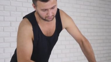 Stüdyoda birlikte yoga yaparken çift