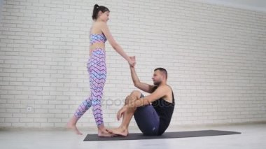 güzel çift Acro yoga Studio yaparken
