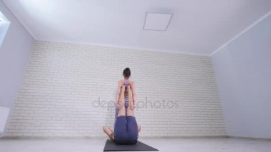 Genç kadın ve adam akrobatik yoga uygulamak. Akrobasi ve yoga birleşimi. 4k