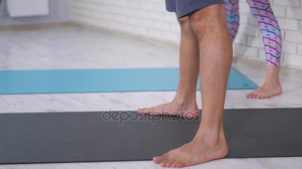 Gambe di coppia che fanno yoga insieme in studio — Video Stock