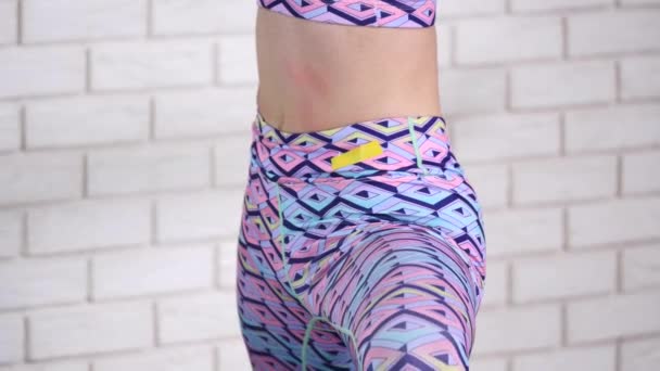 Młoda kobieta uprawia jogę w studio — Wideo stockowe