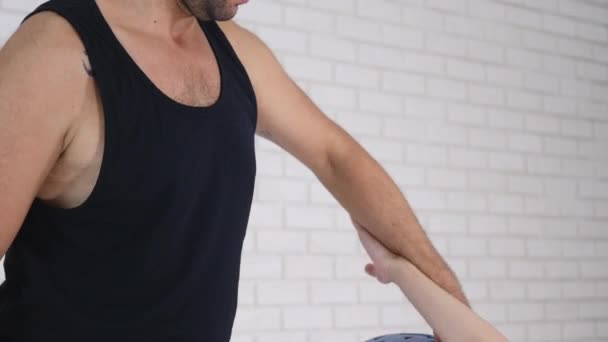 Casal fazendo ioga juntos no estúdio — Vídeo de Stock