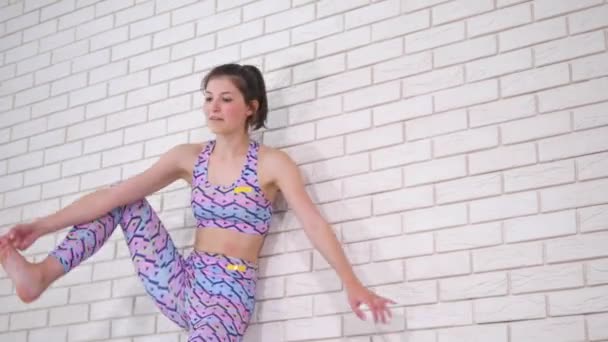 Pareja haciendo yoga juntos en el estudio — Vídeos de Stock