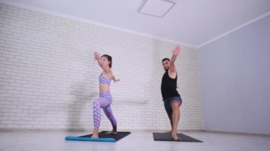 Stüdyoda birlikte yoga yaparken çift