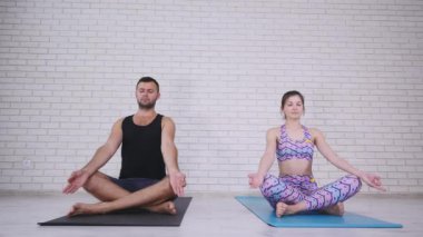 Yoga Studio yaparken çift