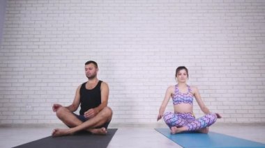 Yoga Studio yaparken çift