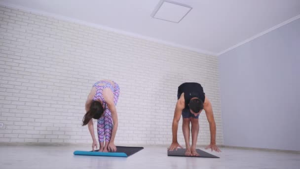 Stüdyoda birlikte yoga yaparken çift — Stok video