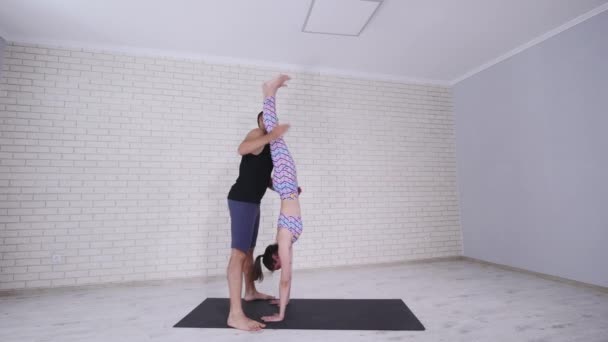 Paar macht Yoga im Studio — Stockvideo