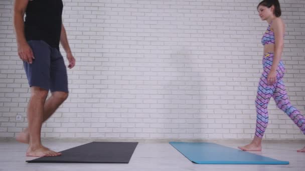 Yoga Studio yaparken çift — Stok video