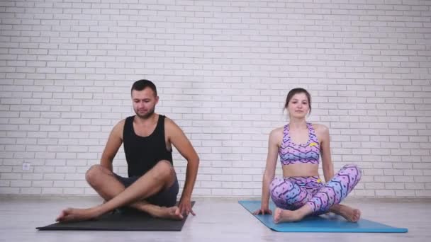 Casal fazendo ioga no estúdio — Vídeo de Stock