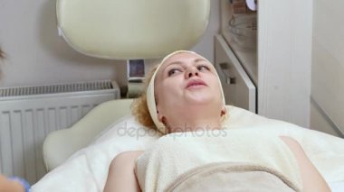 Kadın kozmetik prosedür sırasında kanepede yatıyor. Üstten Görünüm