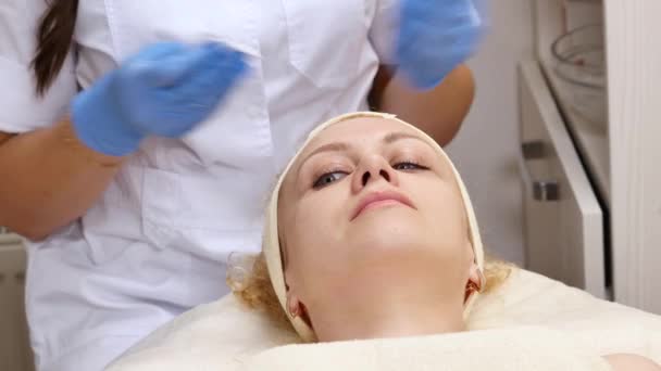 Žena leží na gauči během kosmetické procedury — Stock video