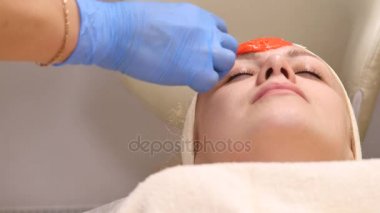 Genç kadın bir kozmetik tıp kaplıca tedavisi yapılır, elde kapatın. Şevval Özçelik Güzellik bir güzel kız yüz Cilt nemlendirici, kil maskesi uygulama çalışan el,