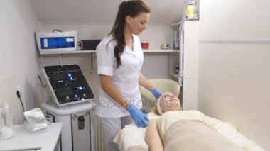 Kadın kozmetik prosedür sırasında kanepede yatıyor