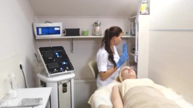 Kadın kozmetik prosedür sırasında kanepede yatıyor