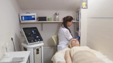 Kadın kozmetik prosedür sırasında kanepede yatıyor