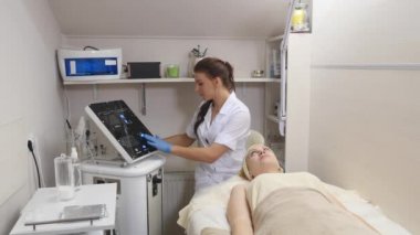 Kadın kozmetik prosedür sırasında kanepede yatıyor