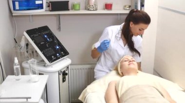 Güzellik Salonu istemci yüzüne maske kaldırma makyajcısı