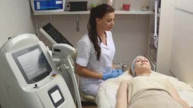 Şevval Özçelik Güzellik koruyucu gözlük koyar. Estetik tıp