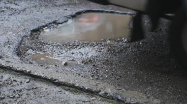 Araba iki Pot delik vurur. su iki çukurların üzerinden bir araba ağır çekim