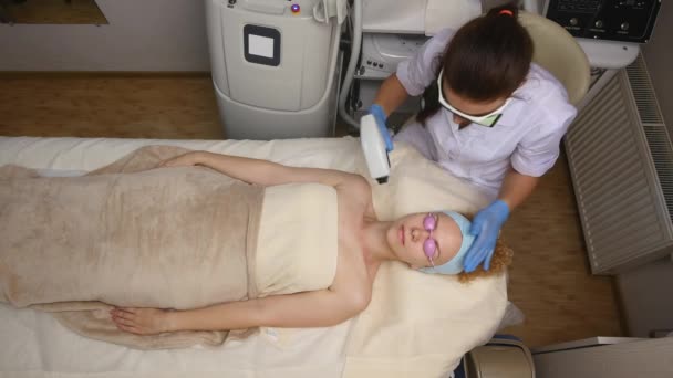 Inyección panorámica del médico o terapeuta que administra un tratamiento fraccional con láser de piel para rejuvenecer y rejuvenecer la piel de una mujer. vista superior — Vídeos de Stock