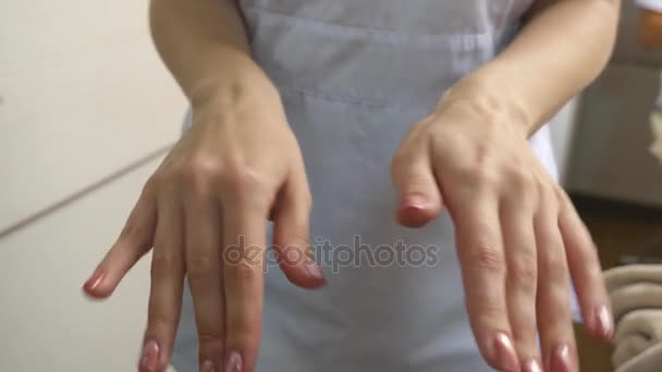 Kadının elleri temiz manikür ile — Stok video