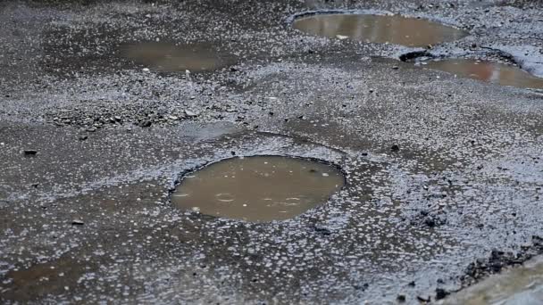 La pluie coule dans la fosse avec une flaque, au ralenti — Video