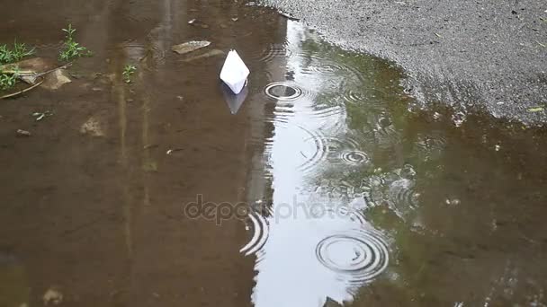 水たまりに浮かぶ紙の船 — ストック動画