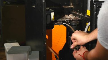 Adam kahve makinesi ayrıştırır