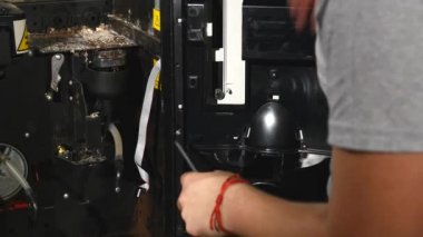 Kahve makinesi Kapıdaki adam alır