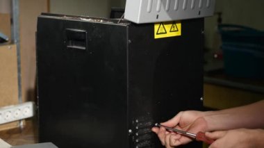 Demonte kahve makinesi, kahve makinesi arka kapısından adam kaldırır