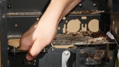 Demonte kahve makinesi, adam ayrıntıları keser.