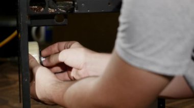 Demonte kahve makinesi, adam ayrıntıları keser.