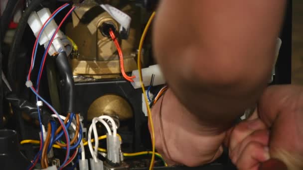 De jongen worden ontleed de koffiemachine, trekt de draden — Stockvideo