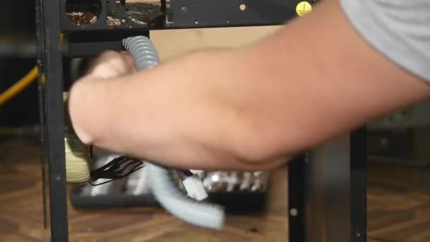 Разобранный кофеварка, парень отключает трубку — стоковое видео