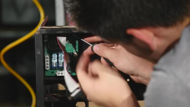Разобранный кофеварка, парень отключает детали — стоковое видео