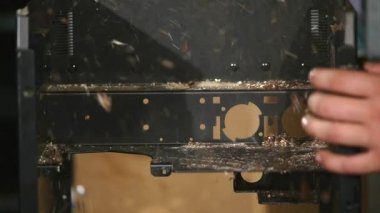 Demonte kahve makinesi, çocuklar el kahve toz yüzeyini temizler.