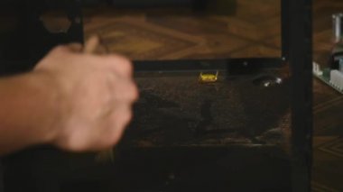 Demonte kahve makinesi, adam bir fırça yavaş hareket ile kahve toz yüzeyini temizler.
