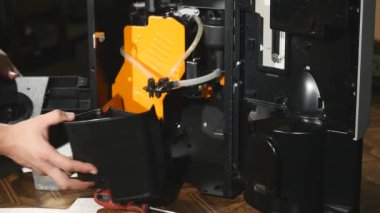 Adam bir kahve makinen var